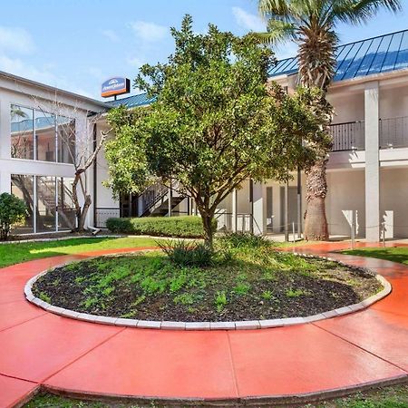 Howard Johnson By Wyndham San Antonio Hotel & Suites מראה חיצוני תמונה