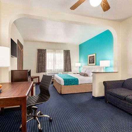 Howard Johnson By Wyndham San Antonio Hotel & Suites מראה חיצוני תמונה
