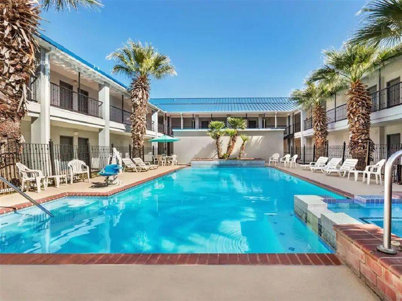 Howard Johnson By Wyndham San Antonio Hotel & Suites מראה חיצוני תמונה