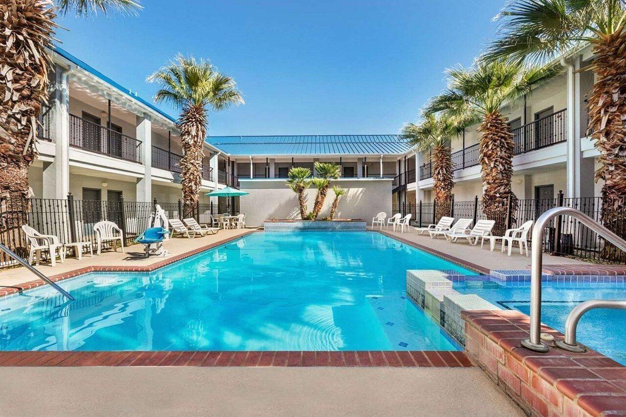 Howard Johnson By Wyndham San Antonio Hotel & Suites מראה חיצוני תמונה