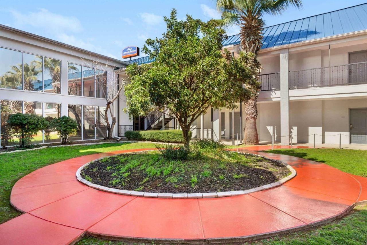 Howard Johnson By Wyndham San Antonio Hotel & Suites מראה חיצוני תמונה