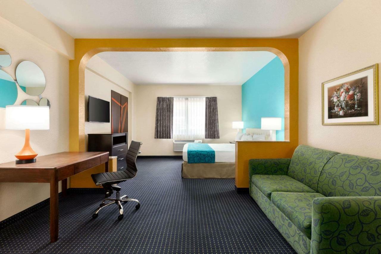 Howard Johnson By Wyndham San Antonio Hotel & Suites מראה חיצוני תמונה