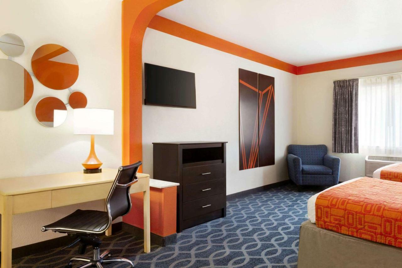 Howard Johnson By Wyndham San Antonio Hotel & Suites מראה חיצוני תמונה