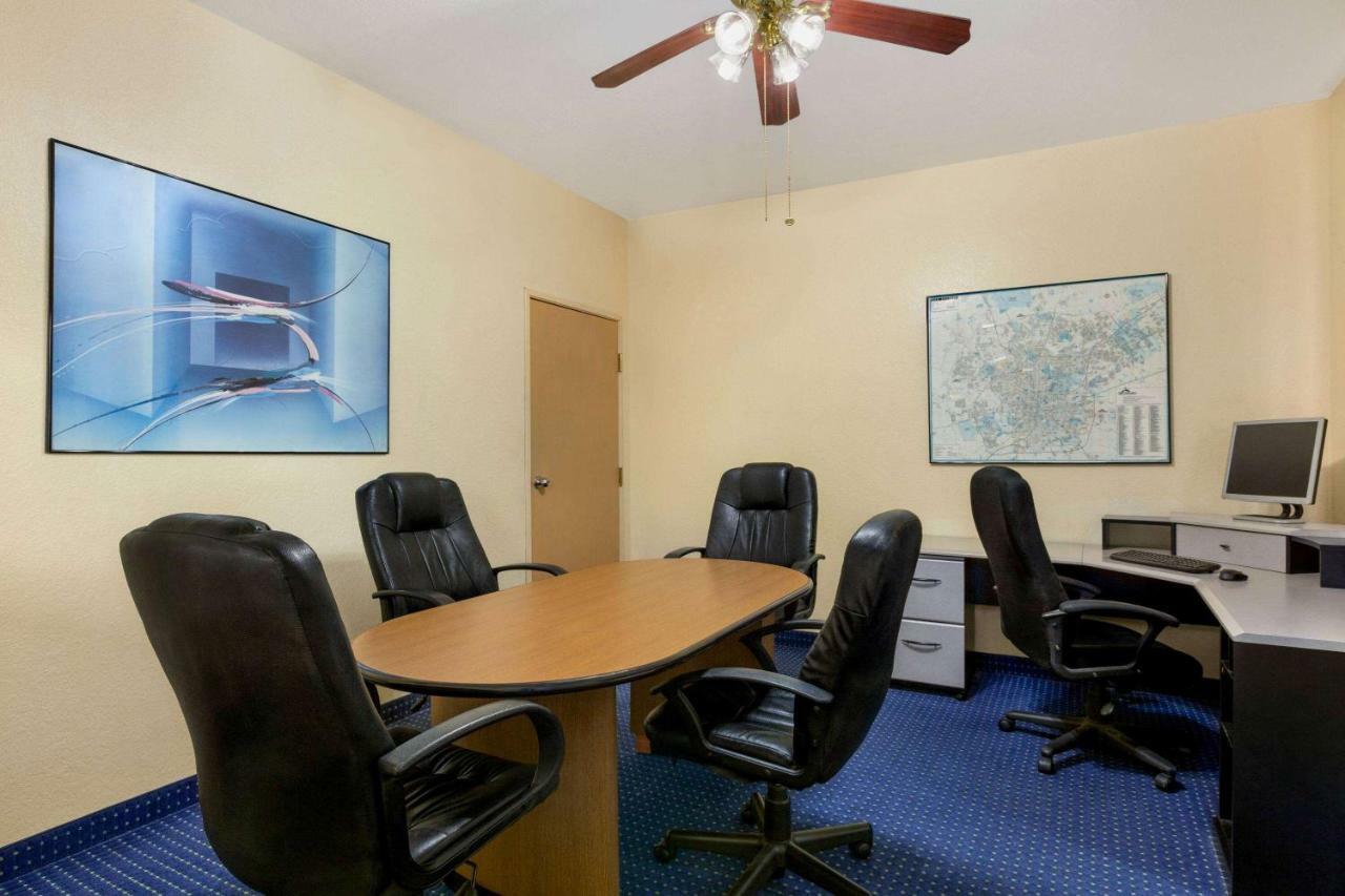 Howard Johnson By Wyndham San Antonio Hotel & Suites מראה חיצוני תמונה
