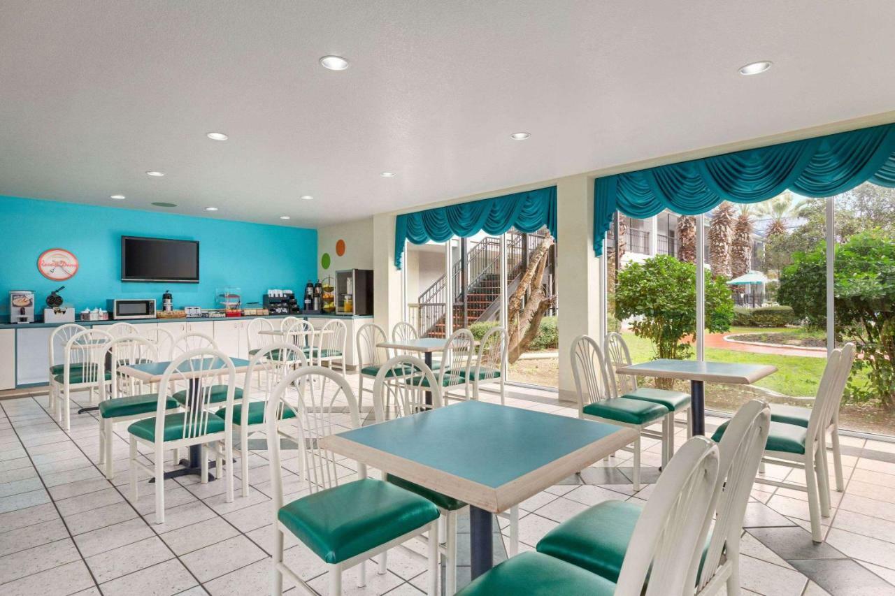 Howard Johnson By Wyndham San Antonio Hotel & Suites מראה חיצוני תמונה