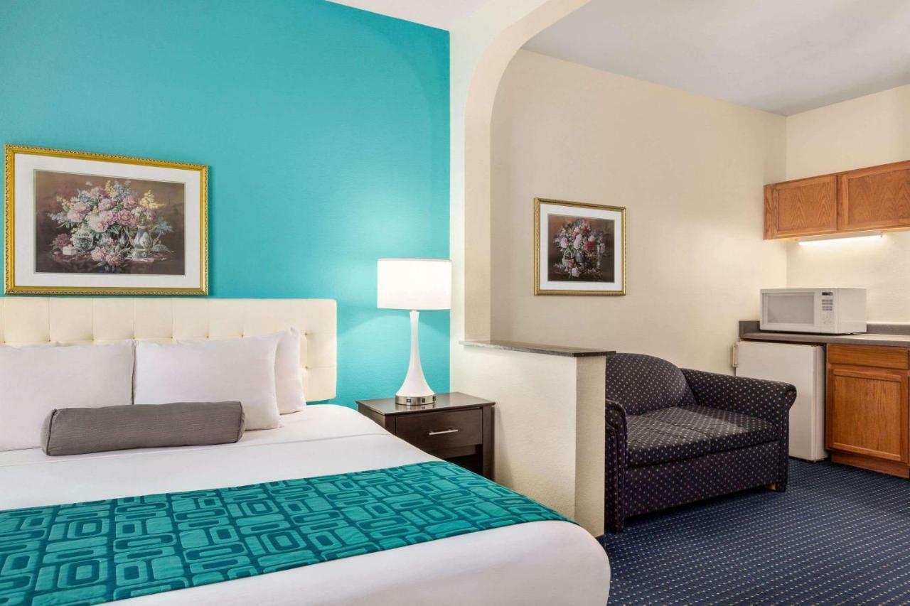 Howard Johnson By Wyndham San Antonio Hotel & Suites מראה חיצוני תמונה