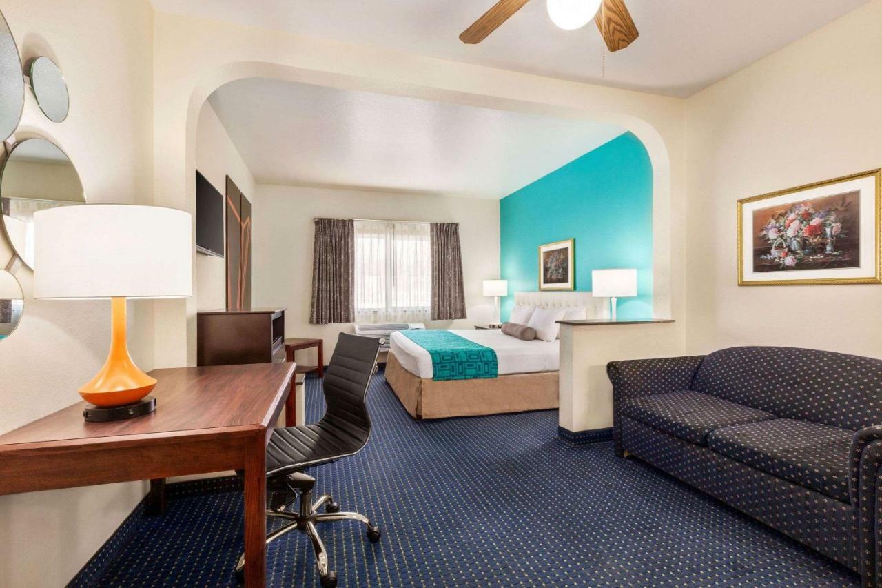 Howard Johnson By Wyndham San Antonio Hotel & Suites מראה חיצוני תמונה