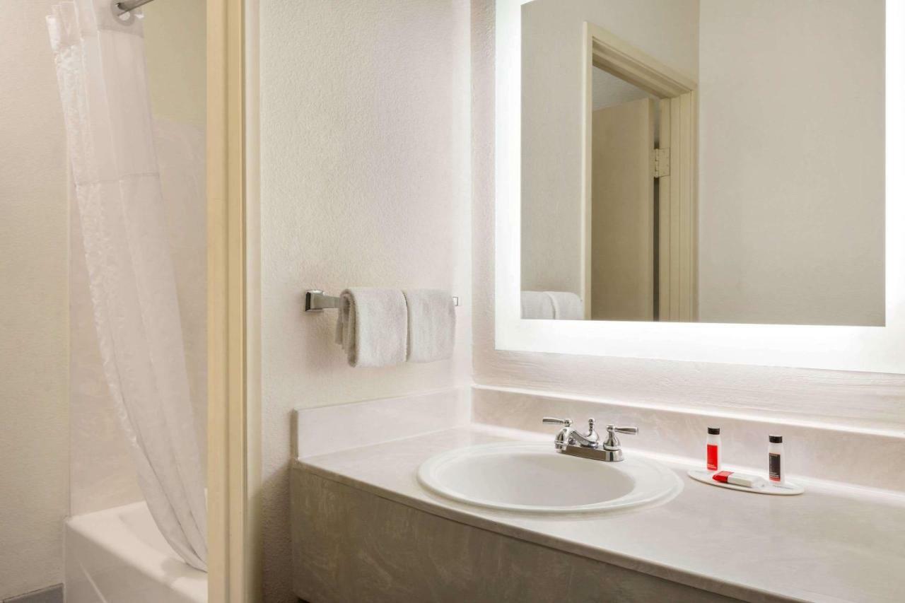 Howard Johnson By Wyndham San Antonio Hotel & Suites מראה חיצוני תמונה