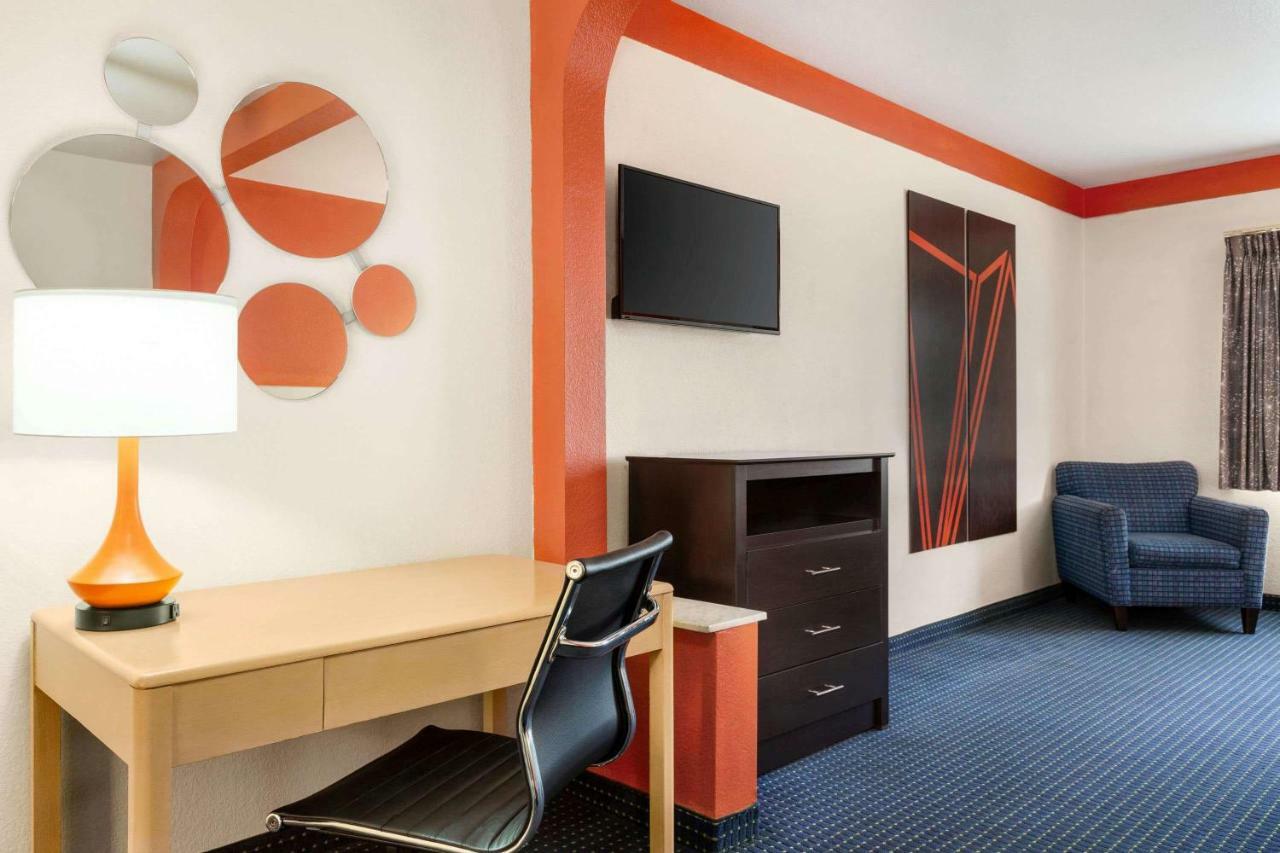 Howard Johnson By Wyndham San Antonio Hotel & Suites מראה חיצוני תמונה