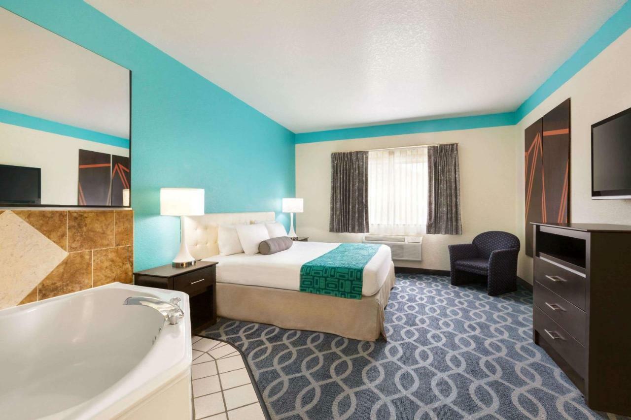 Howard Johnson By Wyndham San Antonio Hotel & Suites מראה חיצוני תמונה