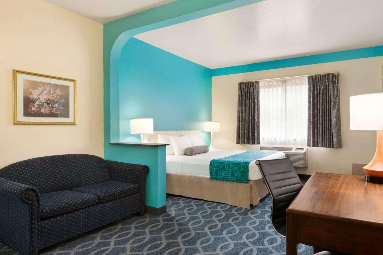 Howard Johnson By Wyndham San Antonio Hotel & Suites מראה חיצוני תמונה