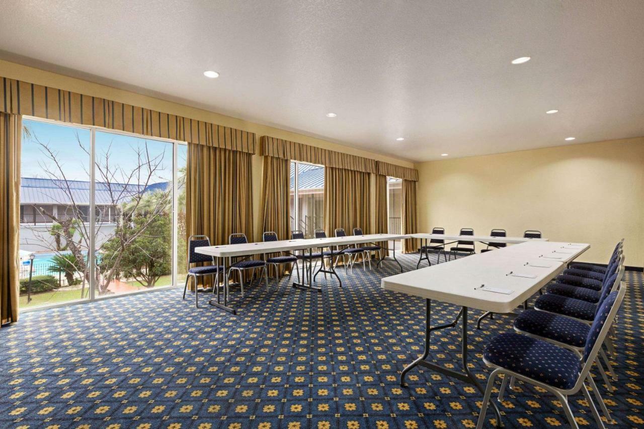 Howard Johnson By Wyndham San Antonio Hotel & Suites מראה חיצוני תמונה