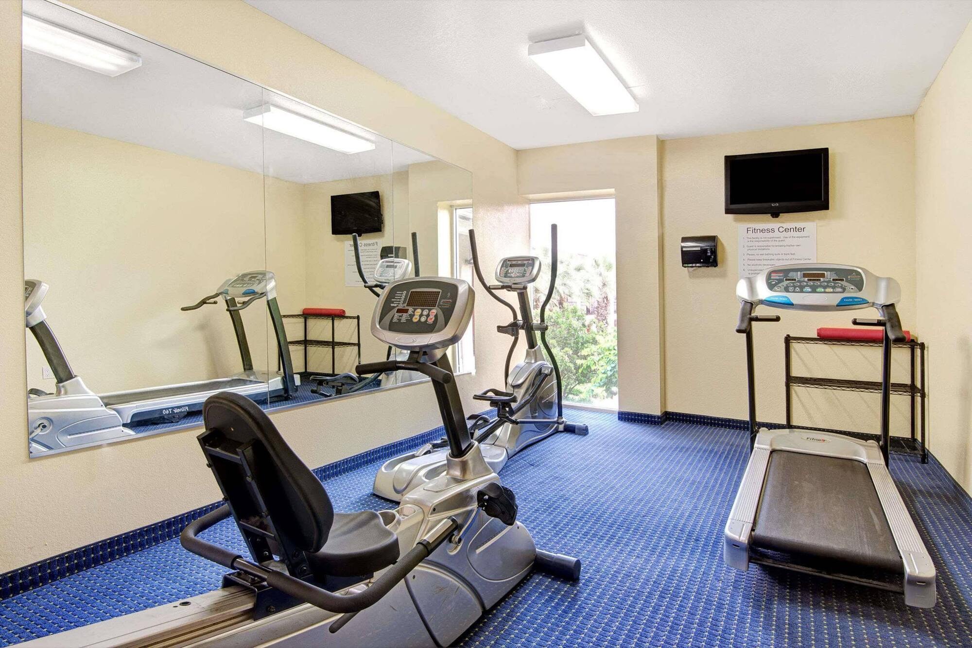 Howard Johnson By Wyndham San Antonio Hotel & Suites מראה חיצוני תמונה